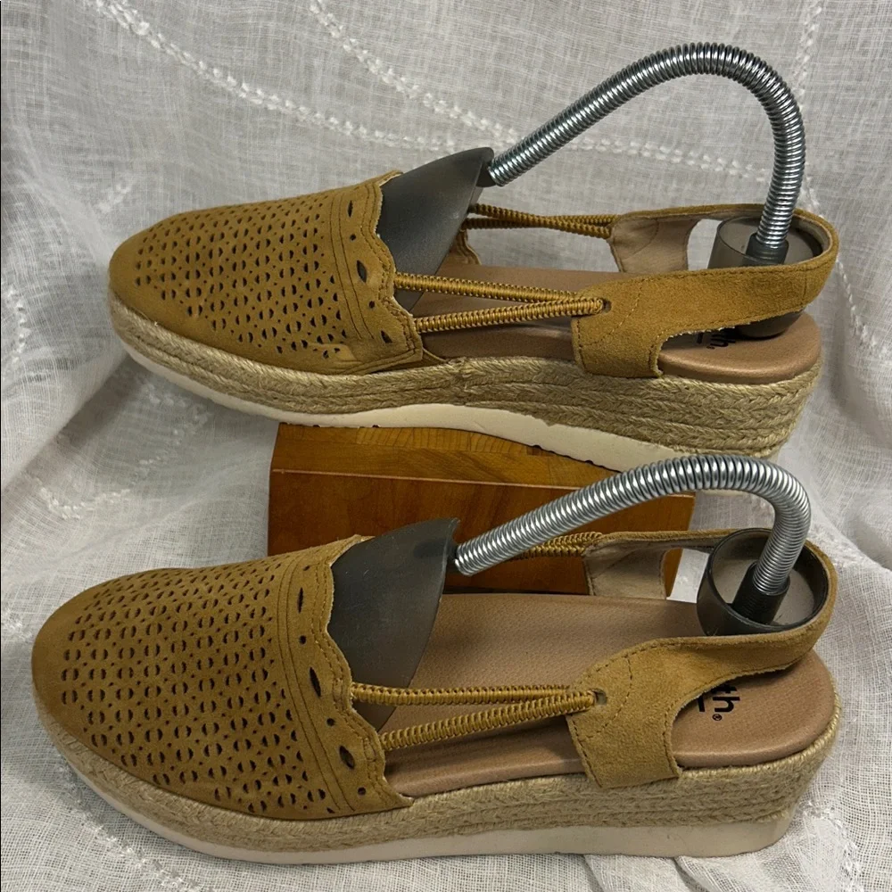 NWOT Earth leather wedge sling back wedge shoes espadrille